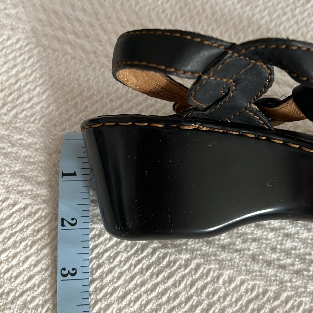 Two pairs of Born sandals - Picture 4 of 4